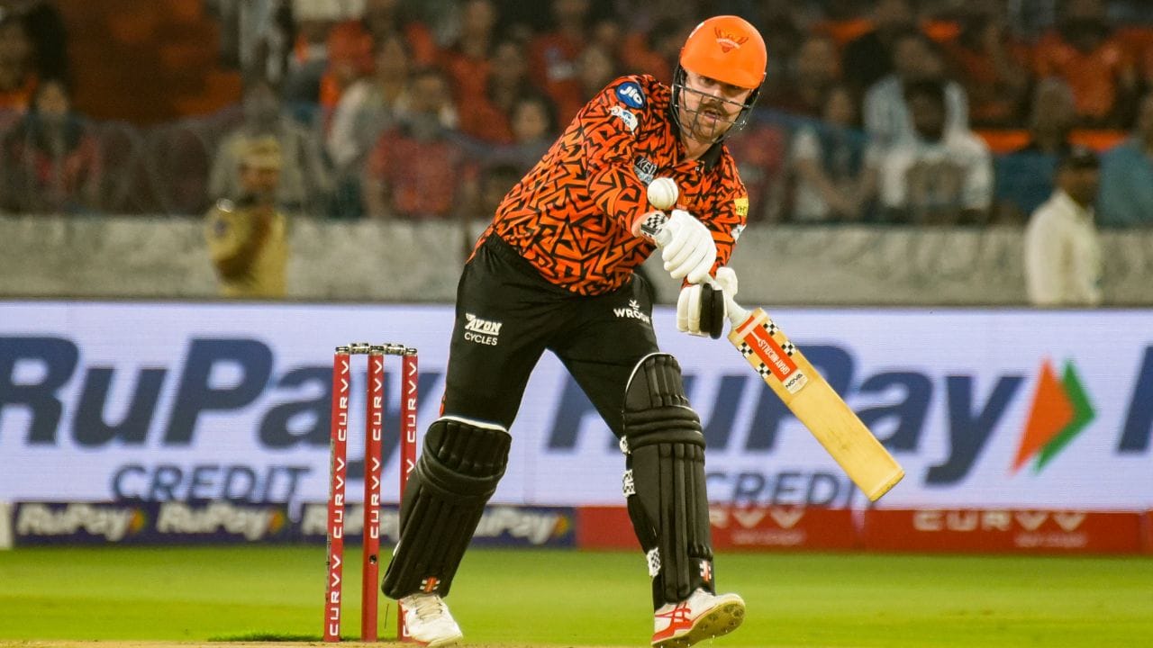 સનરાઇઝર્સના કોચ વેટ્ટોરીએ શનિવારે એક પ્રેસ કોન્ફરન્સમાં ખુલાસો કર્યો હતો કે હેડ ઓસ્ટ્રેલિયામાં હતા ત્યારે તેમને કોરોનાવાયરસ પોઝિટિવ આવ્યો હતો.