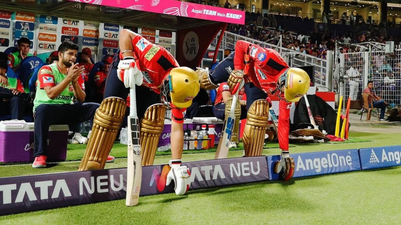  જો ગુજરાત અને આરસીબી બંને પોતાની છેલ્લી મેચ હારી જાય તો મુંબઈ ટેબલમાં ટોચ પર પહોંચી શકે છે. તેમજ મુંબઈ ઈન્ડિયન્સ પંજાબને હરાવી દે છે. તો મુંબઈ ટોપ-2માં આવી જશે.હવે આપણે આઈપીએલ 2025ના પોઈન્ટ ટેબલની જો વાત કરીએ તો, ગુજરાત ટાઈટન્સ ટોપ પર છે. બીજા સ્થાને પંજાબ કિંગ્સની ટીમ 17 અંક સાથે છે. ત્રીજા સ્થાને આરસીબીની ટીમ 17 પોઈન્ટ સાથે છે. ચોથા સ્થાને મુંબઈ ઈન્ડિયન્સની ટીમ છે.