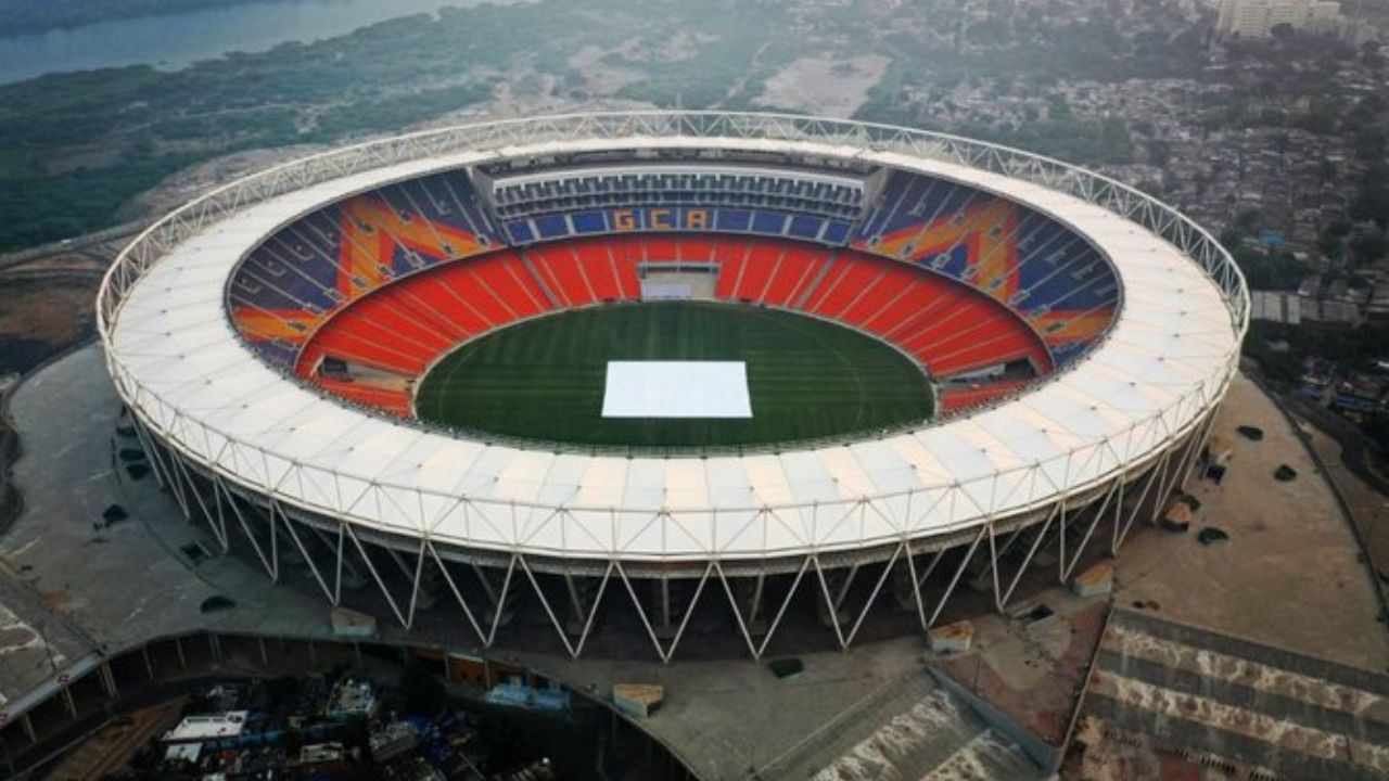  આરસીબીની ટીમ ફાઈનલમાં એન્ટ્રી કરી છે, ત્યારે મુંબઈ, ગુજરાત અને પંજાબ કિંગ્સના ચાહકો પણ ફાઈનલમાં તેની ટીમ આવે એવી પ્રાર્થના કરી રહ્યા છે. દુર દુરથી અમદાવાદના નરેન્દ્ર મોદી સ્ટેડિયમમાં આઈપીએલ 2025ની ફાઈનલ મેચ જોવા આવશે.