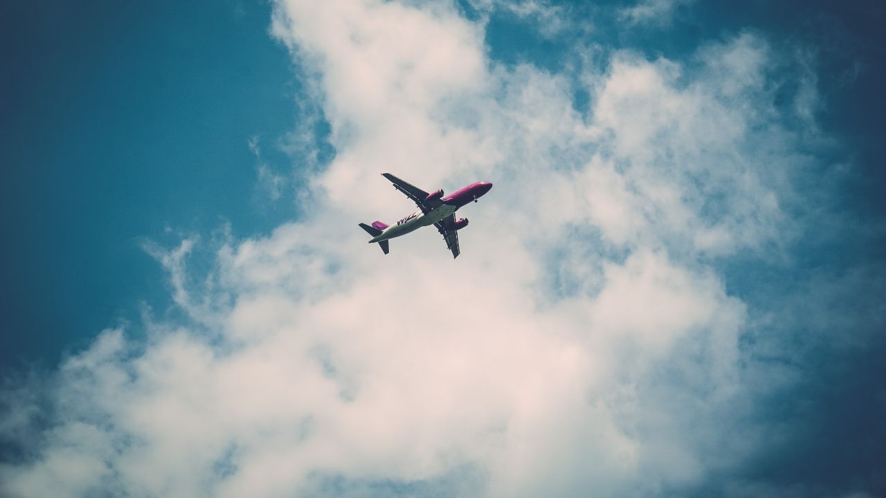 એક બાજુ રોયલ ચેલેન્જર્સ બેંગ્લોરમાં વિરાટ કોહલીના ચાહકો મોટી સંખ્યામાં છે. તેના ચાહકો આ ફાઈનલ મેચ જોવાની તક છોડશે નહી.હવે આઈપીએલની ફાઈનલમાં આરસીબી સામે કઈ ટીમ આવશે. તે 1 જૂનના રોજ ખબર પડશે.