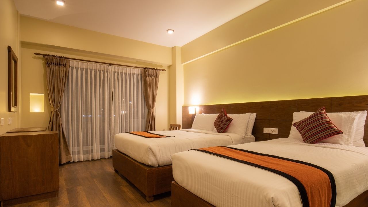  RCBએ IPL 2025ના ક્વોલિફાયર 1માં પંજાબ કિંગ્સને હરાવીને ફાઇનલમાં એન્ટ્રી મેળવી છે. આ સિઝનની ફાઇનલમાં પહોંચનારી તે પહેલી ટીમ છે. 9 વર્ષ પછી RCBના IPL ફાઇનલમાં પહોંચવાથી ફરી એકવાર તેના ચાહકોની આશાઓ વધી ગઈ છે.