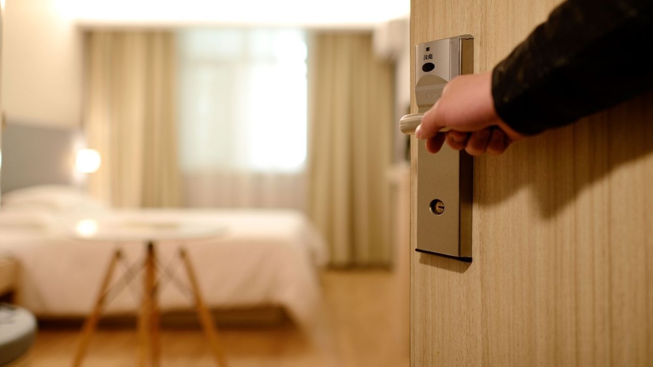 અમદાવાદ શહેરમાં આઈપીએલની ફાઈનલ રમાવાની છે. ત્યારે સ્વાભાવિક છે કે,વિરાટ કોહલી અને તેમની ટીમ રોયલ ચેલેન્જર્સ બેંગ્લોરના ચાહકો દુર-દુરથી આવવાના છે. તેમના ચાહકો, બેંગ્લોર,મુંબઈ,દિલ્હી,હૈદરાબાદમાંથી આઈપીએલની ફાઈનલ જોવા માટે આવશે.