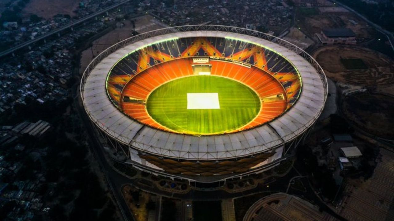 અમદાવાદના નરેન્દ્ર મોદી સ્ટેડિયમની આસપાસના હોટલના ભાવમાં પણ વધારો થયો છે. આ સાથે આરસીબી સામે , મુંબઈ, ગુજરાત અને પંજાબ કિંગ્સ આ ત્રણ ટીમમાંથી કોઈ એક ફાઈનલમાં રમશે.