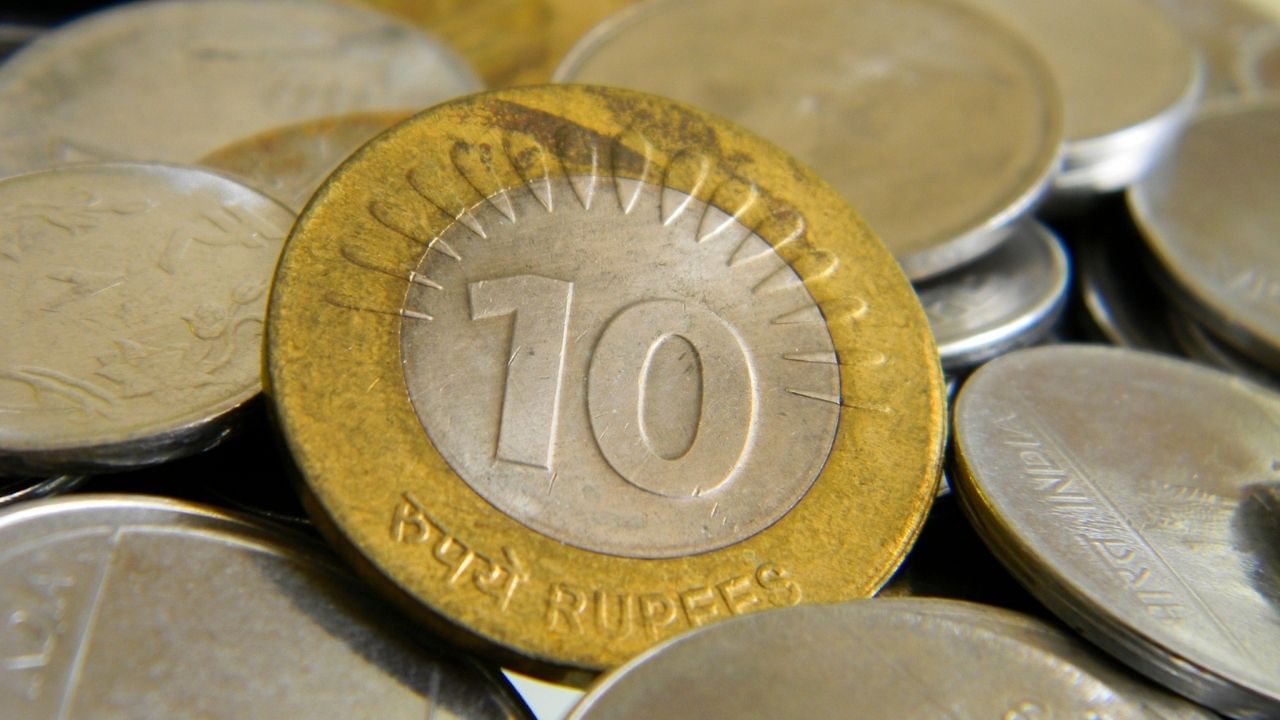 10 રૂપિયાના અસલી અને નકલી સિક્કા કેવી રીતે ઓળખવા તેની વાત કરવામાં આવે તો, ડિઝાઇન અને કોતરણીના આધારે સિક્કાની એક બાજુ અશોક સ્તંભ અને તેની નીચે હિન્દીમાં "ભારત" અને "India" લખેલું છે.