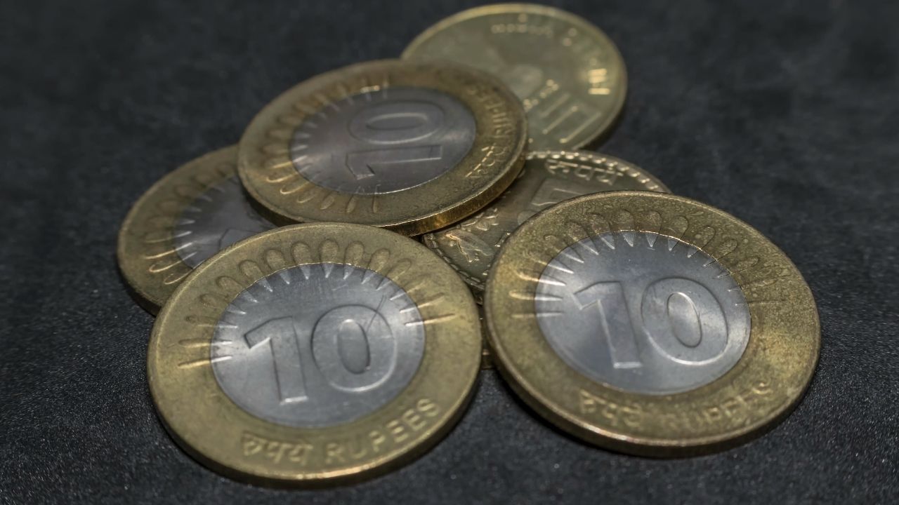 બીજી બાજુ "₹10" લખેલું છે, અને તેની સાથે એક પ્રતીક પણ દર્શાવાયું છે, જેમ કે કમળનું ફૂલ અથવા અન્ય ડિઝાઇન. કિનારીઓ પર બારીક ધાર હોય છે. નકલી સિક્કાઓમાં ઝાંખા કોતરણી અથવા જોડણીની ભૂલો હોઈ શકે છે.