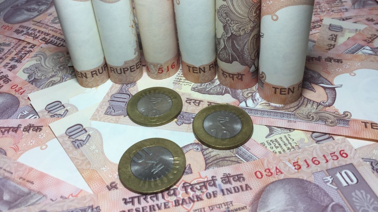 વજન અને કદની વાત કરવામાં આવે તો એક અસલી સિક્કાનું વજન સંતુલિત હોય છે, જ્યારે નકલી સિક્કા ભારે કે હળવા હોઈ શકે છે. કદમાં થોડો ફેરફાર પણ હોઈ શકે છે.