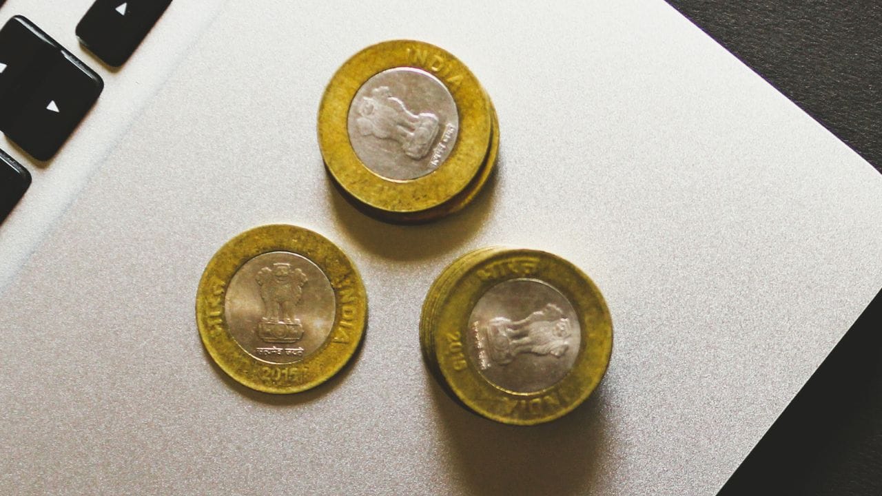 ચુંબકીય અસર પણ એક મહત્વનો ભાગ છે. સાચા સિક્કા થોડા ચુંબકીય હોય છે. તેઓ ચુંબક પ્રત્યે થોડું આકર્ષણ દર્શાવે છે. નકલી સિક્કા કાં તો ચોંટી જાય છે અથવા બિલકુલ પ્રતિક્રિયા આપતા નથી.