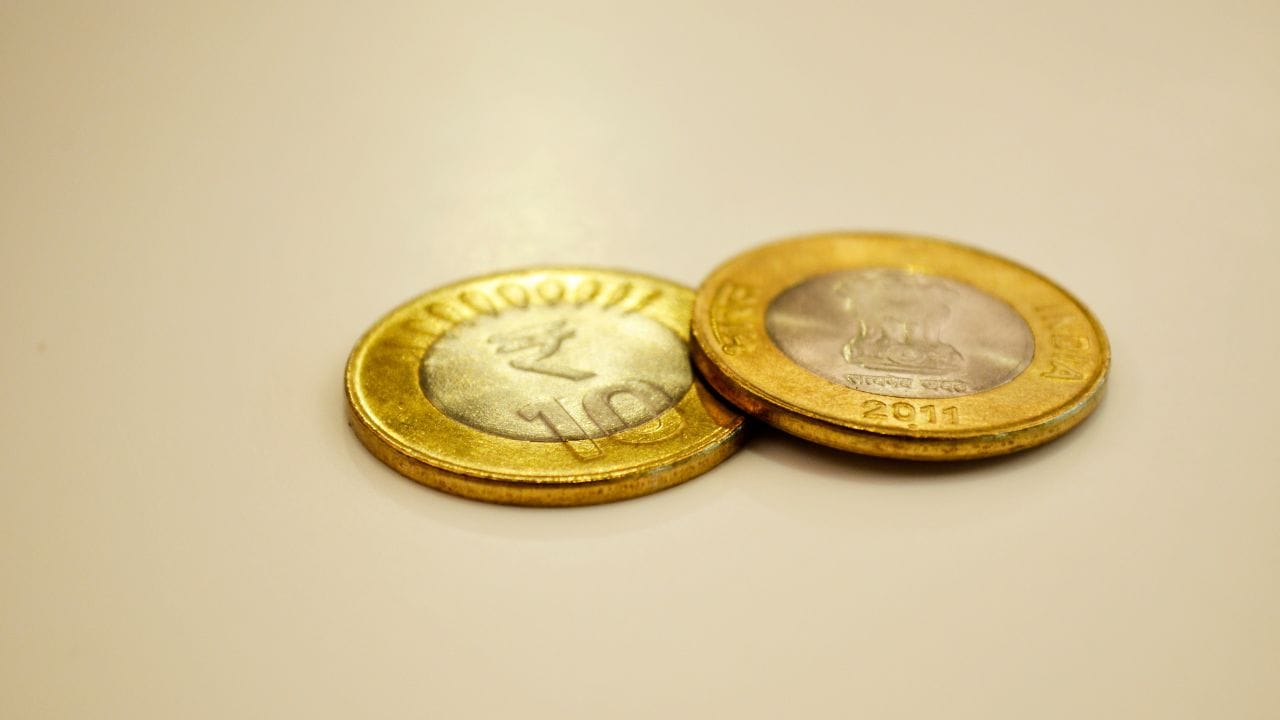 પડવા પર અવાજ કેવો આવે તેની વાત કરવામાં આવે તો જ્યારે અસલી સિક્કો જમીન પર પડે છે, ત્યારે તે સ્પષ્ટ ધાતુનો અવાજ કરે છે. નકલી સિક્કા પડે ત્યારે પોલા અવાજ કરે છે.