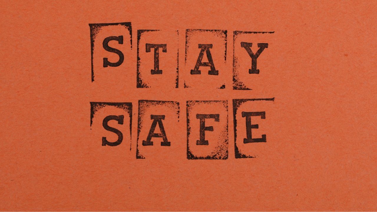 આ ચાર રંગના કોડ દેશમાં વરસાદ,વાવાઝોડું, તુફાન, ગરમી, ઠંડી જેવી સ્થિતિની જાણકારી આપવા માટે  જાહેર કરવામાં આવે છે. પરંતુ શું તમે જાણો છો કે, ક્યો રંગનો કોડ કઈ ચેતવણી આપે છે. જો નહી તો તમને જણાવી દઈએ કે, ક્યાં રંગના કોડનો મતલબ શું થાય છે.