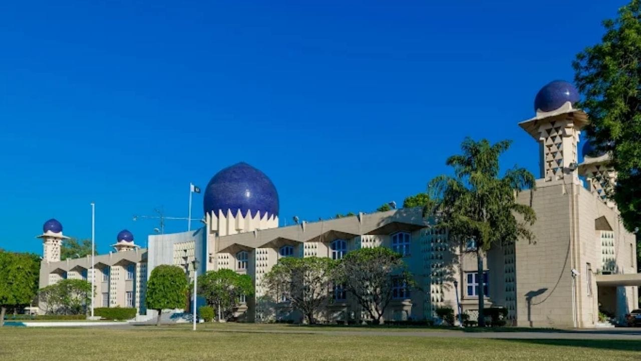 'પર્સોના નોન ગ્રાટા' શું છે તેની વાત કરવામાં વે તો 'પર્સોના નોન ગ્રેટા' એ લેટિન શબ્દ છે જેનો અર્થ "અનિચ્છનીય વ્યક્તિ" થાય છે. રાજદ્વારી પરિભાષામાં, તેનો ઉપયોગ એવી પરિસ્થિતિમાં થાય છે જ્યારે કોઈ દેશની સરકાર કોઈ વિદેશી રાજદ્વારીને તેના દેશમાં અસ્વીકાર્ય માને છે અને તેને તાત્કાલિક હાંકી કાઢવાની માંગ કરે છે.