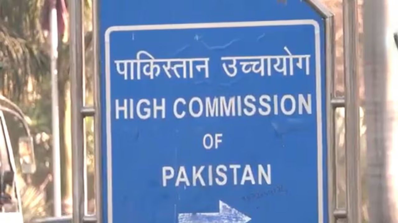 આ નિર્ણયથી ભારત અને પાકિસ્તાન વચ્ચે પહેલાથી જ તણાવગ્રસ્ત સંબંધો વધુ ખરાબ થઈ શકે છે. નિષ્ણાતો માને છે કે પાકિસ્તાન પણ બદલામાં ભારતીય અધિકારીને કાઢી મૂકી શકે છે, જેનાથી રાજદ્વારી સંબંધોમાં નવી તિરાડ પડી શકે છે.આ ઘટનાક્રમ બંને દેશો વચ્ચે સંવાદ અને સહયોગની શક્યતાઓને અસર કરી શકે છે. હાલમાં, ભારત સરકારે સ્પષ્ટ સંકેત આપ્યો છે કે તે તેની સુરક્ષા અને રાષ્ટ્રીય હિતોમાં કોઈ સમાધાન કરશે નહીં.