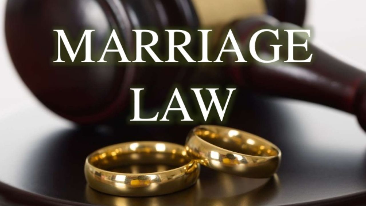 કલમ 494 શું કહે છે?: જે કોઈ વ્યક્તિ જીવનસાથી સાથે જીવતા બીજા લગ્ન કરે છે. તેને સાત વર્ષ સુધીની કેદ અને દંડની સજા થઈ શકે છે. એનો અર્થ એ થયો કે જો તેજ પ્રતાપ ઐશ્વર્યા રાય સાથેના છૂટાછેડા પહેલાં અનુષ્કા યાદવ સાથે લગ્ન કરે છે, તો આ કલમ તેમની સામે લાગુ થઈ શકે છે.
