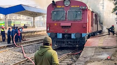 મોટાભાગના લોકો પોતાની ટ્રિપ યાદગાર બનાવવા ટ્રેનમાં મુસાફરી કરતા હોય છે. ટ્રેનમાં પરિવાર અને ફ્રેન્ડ સાથે આનંદ કરતા પોતાના સ્થળ પર જાય છે. આમ તો ટ્રેનની મુસાફરી બેસ્ટ માનવામાં આવે છે. પરંતુ જો વિચાર કરો તમે ટ્રેનમાં મુસાફરી કરી રહ્યા છો અને જ્યારે તમે ટોયલેટમાં જાવ છે પરંતુ ત્યાં પાણી આવતું નથી. તો તમારી ટ્રિપ ખરાબ થઈ શકે છે પરંતુ આ માટે તમે ફરિયાદ પણ દાખલ કરી શકો છો.