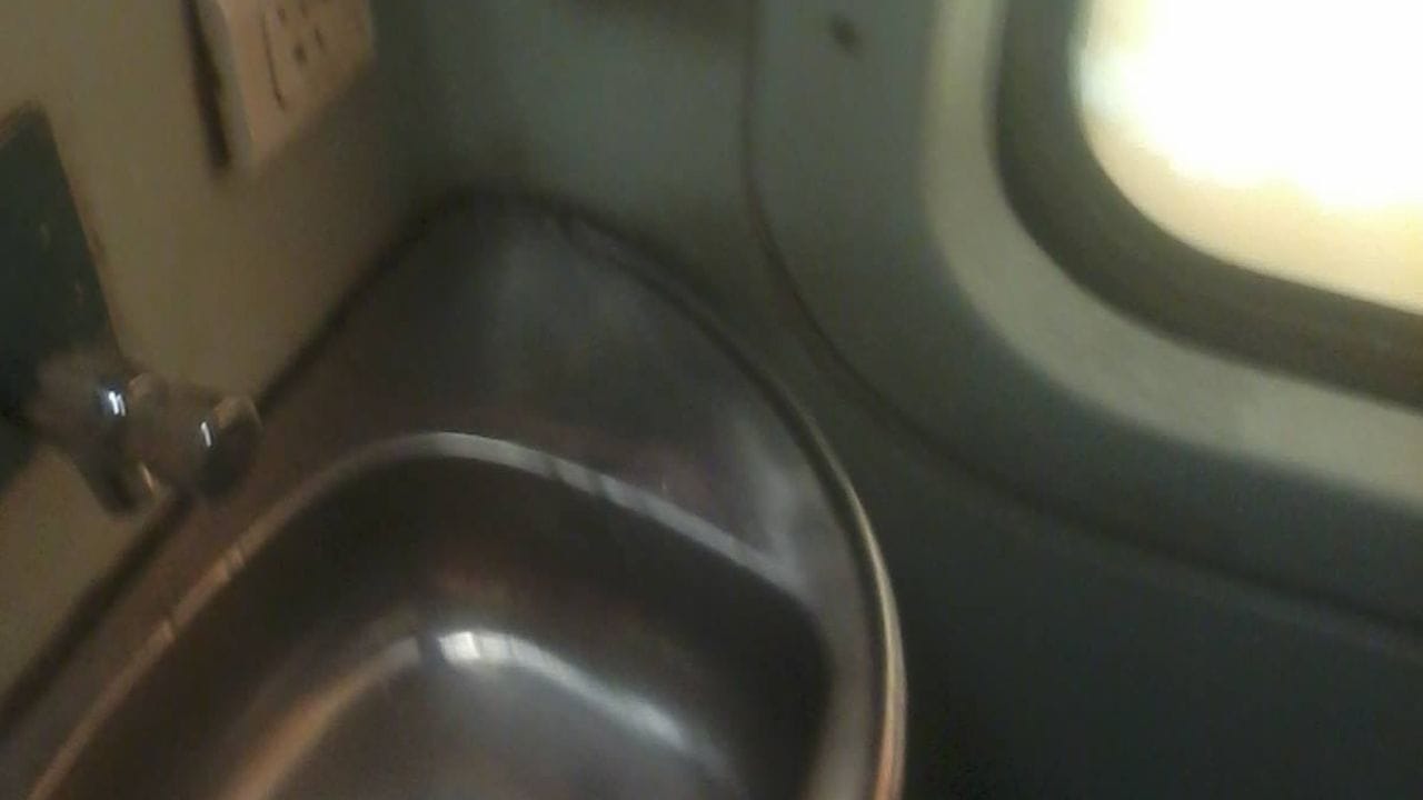 ભારતીય રેલ્વે દેશની મહત્વપૂર્ણ પરિવહન પ્રણાલીઓમાંની એક છે, તેથી રેલ્વે મુસાફરોને દરેક પ્રકારની સુવિધા પૂરી પાડવા માટે દરેક શક્ય પ્રયાસો કરે છે. આવી સ્થિતિમાં, આજે ભારતની બધી ટ્રેનોમાં મુસાફરોની સુવિધા માટે ઘણી બધી સુવિધાઓ ઉપલબ્ધ છે, જેમાં સૌથી મહત્વપૂર્ણ ટોયલેટની સુવિધા છે. જો તમે નિયમિતપણે ટ્રેનમાં મુસાફરી કરી રહ્યા છો, તો તમારે કેટલાક નિયમોનું પાલન કરવું જરુરી છે.