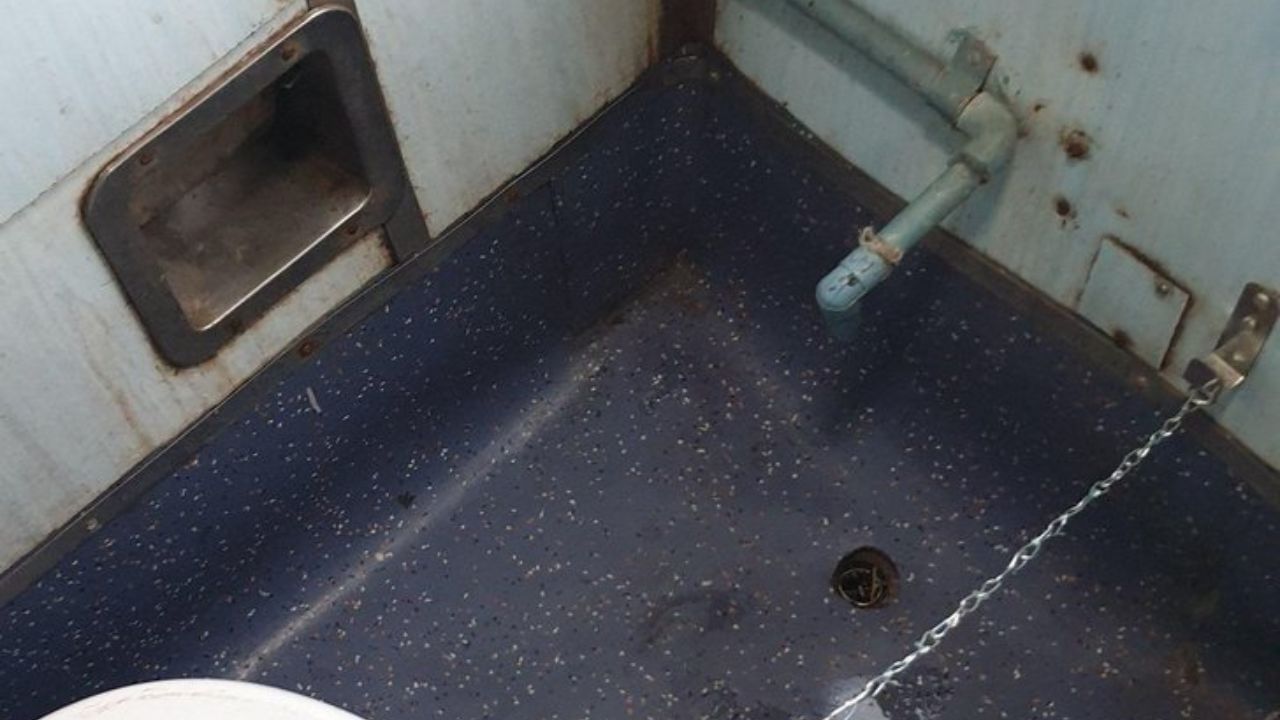 આજે અમે તમને ટ્રેનમાં રહેલા ટોયલેટ સાથે જોડાયેલા નિયમો વિશે વિસ્તારથી વાત કરીશું. જેમાં તમે ટોયલેટમાં પાણી ન આવવા પર તમે ફરિયાદ દાખલ કરી શકો છો. આ વિશે વિસ્તારથી જાણીએ.