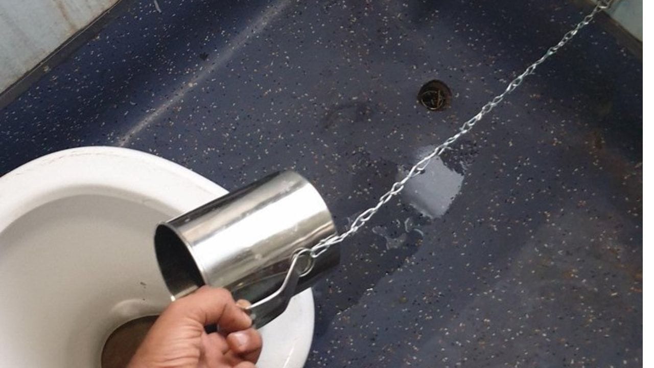 તમને જણાવી દઈએ કે, ભારતીય રેલ્વેમાં ઘણા નિયમો છે, જેનું પાલન દરેક મુસાફર માટે ફરજિયાત છે, પરંતુ જો કોઈ મુસાફરને ભારતીય રેલ્વેના કારણે અસુવિધાનો સામનો કરવો પડે છે, તો તે ફરિયાદ નોંધાવવા માટે સંપૂર્ણપણે સ્વતંત્ર છે.