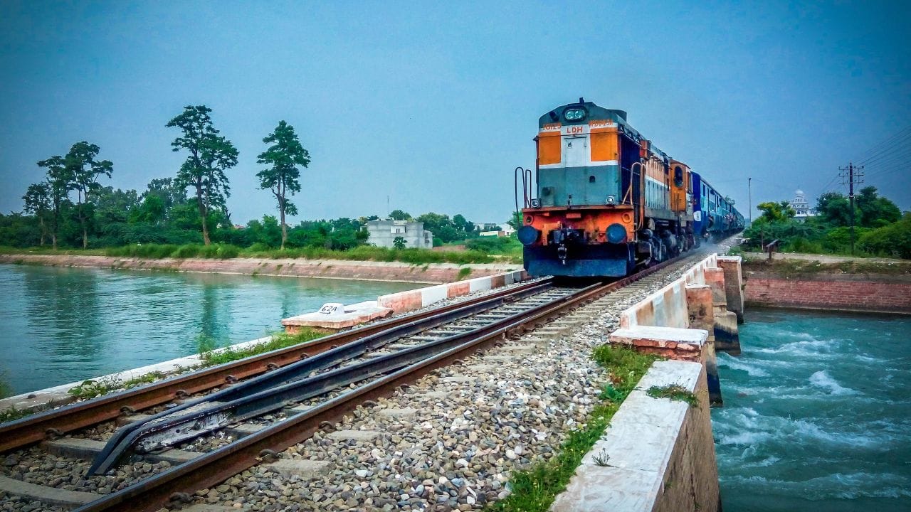 જો તમે ભારતીય રેલ્વે ટ્રેનોના કોઈપણ કોચમાં મુસાફરી કરી રહ્યા છો અને તે દરમિયાન તમને ભારતીય રેલ્વે દ્વારા પૂરી પાડવામાં આવતી સેવાઓમાં કોઈ ખામી કે બેદરકારી દેખાય છે, તો તમે ગ્રાહક અદાલતનો સંપર્ક કરી શકો છો અને ખચકાટ વિના તમારી ફરિયાદ નોંધાવી શકો છો. મુસાફરી કરતા દરેક નાગરિકે આ નિયમોથી વાકેફ હોવા જોઈએ.