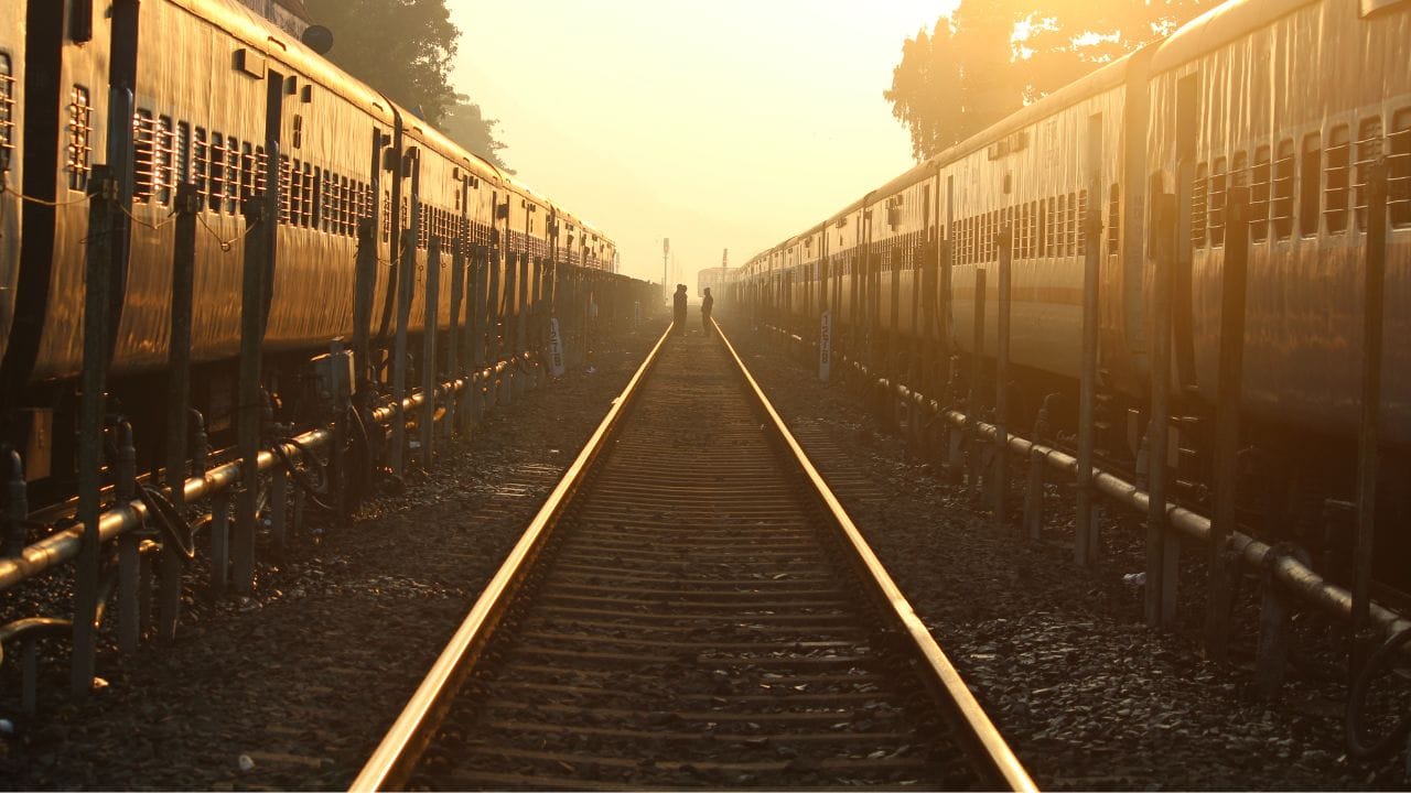 જો ટ્રેનમાં પાણી ન હોય તો તમારે ચિંતા કરવાની જરૂર નથી. તમે થોડી જ મિનિટોમાં તમારા ફોન પર ફરિયાદ નોંધાવી શકો છો.આ માટે તમારે તમારા ફોનમાં રેલ મદદ એપ ખોલવી પડશે. રેલ એપ પર ગયા પછી, તમારે ફરિયાદ વિભાગ પર ક્લિક કરવાનું રહેશે.