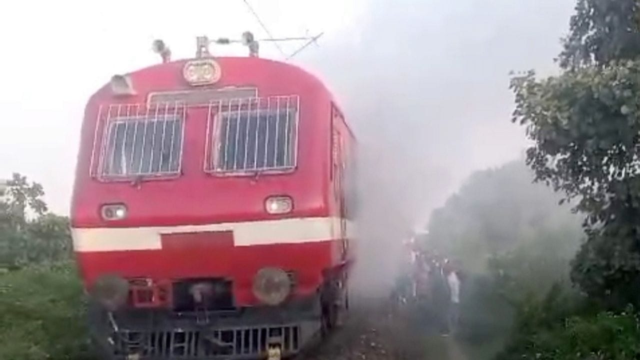 આ ઉપરાંત, કોઈપણ પ્રકારની અસુવિધાના કિસ્સામાં, તમારે રેલવે સ્ટેશન પર સ્ટેશન માસ્ટરનો સંપર્ક કરવો જોઈએ. સ્ટેશન માસ્ટરને તમારી ટિકિટની વિગતો આપો. અથવા ઓનલાઈન ઉપલબ્ધ નંબર પર કૉલ કરો. જો તમે ઇચ્છો તો, તમે આ બાબતે ટીટીની પણ મદદ લઈ શકો છો.  (all photo : canva)