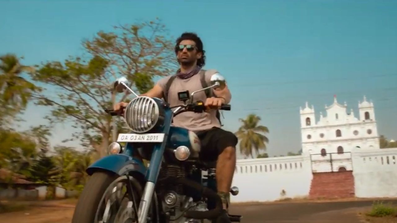 દાવત-એ-ઇશ્ક (2014), ફિતૂર (2016), ઓકે જાનુ (2017) અને કલંક (2019) જેવી ફિલ્મો પછી થ્રિલર ફિલ્મ મલંગ (2020), બ્લેક કોમેડી લુડો (2020) અને થ્રિલરસિરીઝ ધ નાઇટ મેનેજર (2023)માં અભિનય કર્યો.