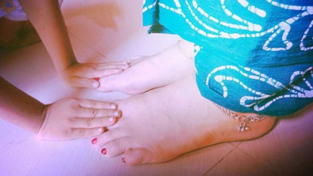 કુંવારી કન્યાને દેવીનું સ્વરૂપ માનવામાં આવે છે. કોઈપણ વ્યક્તિએ કોઈપણ કુંવારી છોકરીના પગ સ્પર્શવા જોઈએ નહીં અને કુંવારી છોકરીઓએ પણ કોઈપણ વ્યક્તિના પગ સ્પર્શ કરવાનું ટાળવું જોઈએ. જો કોઈ વ્યક્તિ કુંવારી છોકરીને પોતાના પગ સ્પર્શ કરાવે છે તો તે પાપનો દોષી છે.
