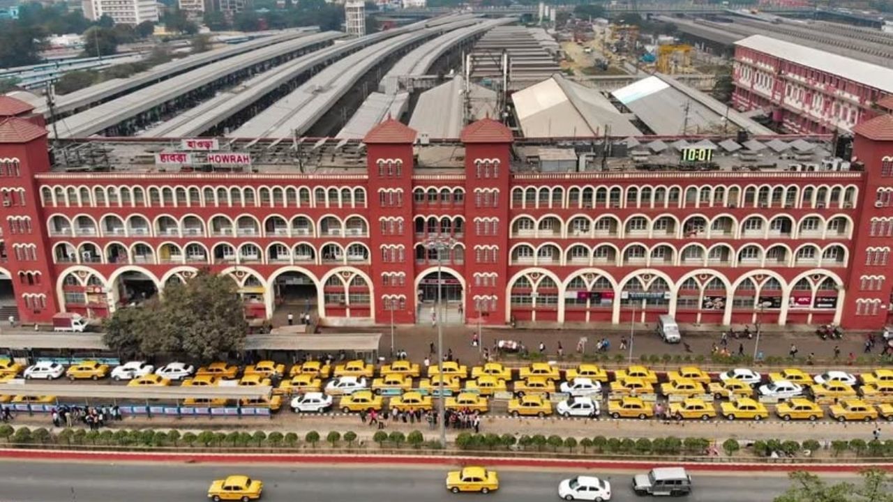 કોલકાતામાં સ્થિત હાવડા જંક્શન વસાહતી યુગની ભવ્યતા દર્શાવે છે.