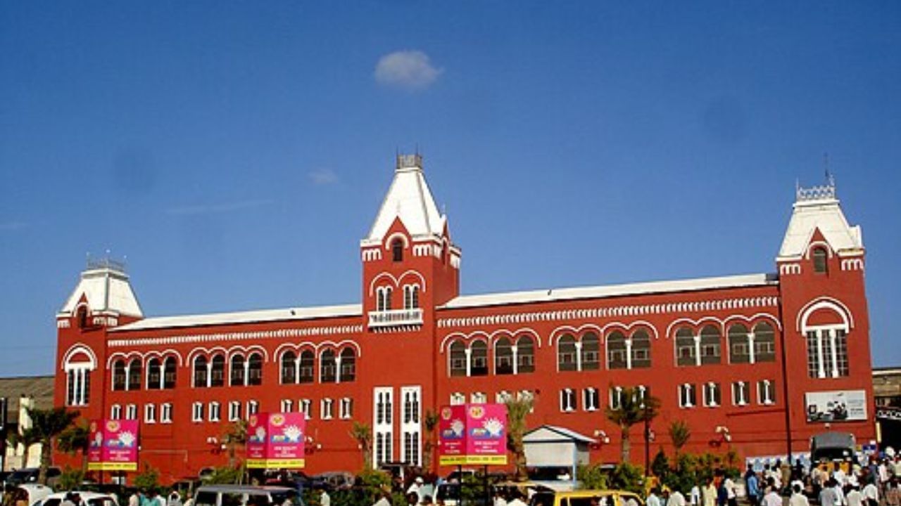 તમિલનાડુમાં આવેલું ચેન્નાઈ સેન્ટ્રલ રેલવે સ્ટેશન એક પ્રભાવશાળી લાલ ઈંટની ઇમારત છે જે ફિલ્મો અને ગીતોમાં ઘણી વખત દર્શાવવામાં આવી છે.