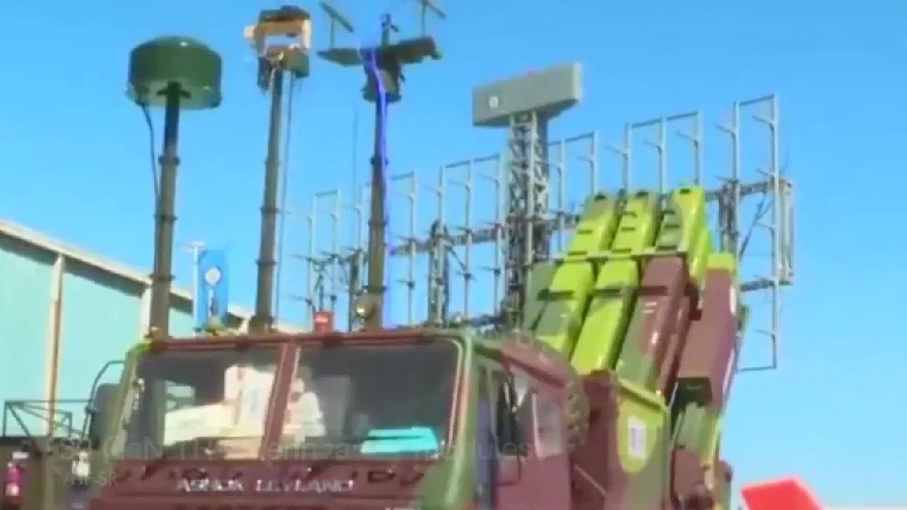 સૂર્યા રડાર VHF બેન્ડમાં કામ કરે છે, જે લાંબી તરંગલંબાઇનો ઉપયોગ કરે છે. આ જ કારણ છે કે તે સ્ટીલ્થ ટેકનોલોજીથી સજ્જ વિમાનોને ઓળખવામાં સક્ષમ છે. જ્યારે પરંપરાગત રડાર સિસ્ટમો આ વિમાનોને ટ્રેક કરવામાં અસમર્થ હોય છે, ત્યારે સૂર્ય રડારમાં તેમને પકડવાની શક્તિ પણ છે. આ રડાર સિસ્ટમ 360 કિમી સુધીના અંતરથી 2 ચોરસ મીટરના રડાર ક્રોસ સેક્શન સાથે લક્ષ્યોને ઓળખી શકે છે. તેમાં પ્રતિ મિનિટ 10 વખત ફેરવવાની ક્ષમતા પણ છે, જે તેને ૩૬૦ ડિગ્રીનું વિશાળ કવરેજ અને સંપૂર્ણ દેખરેખ આપે છે.