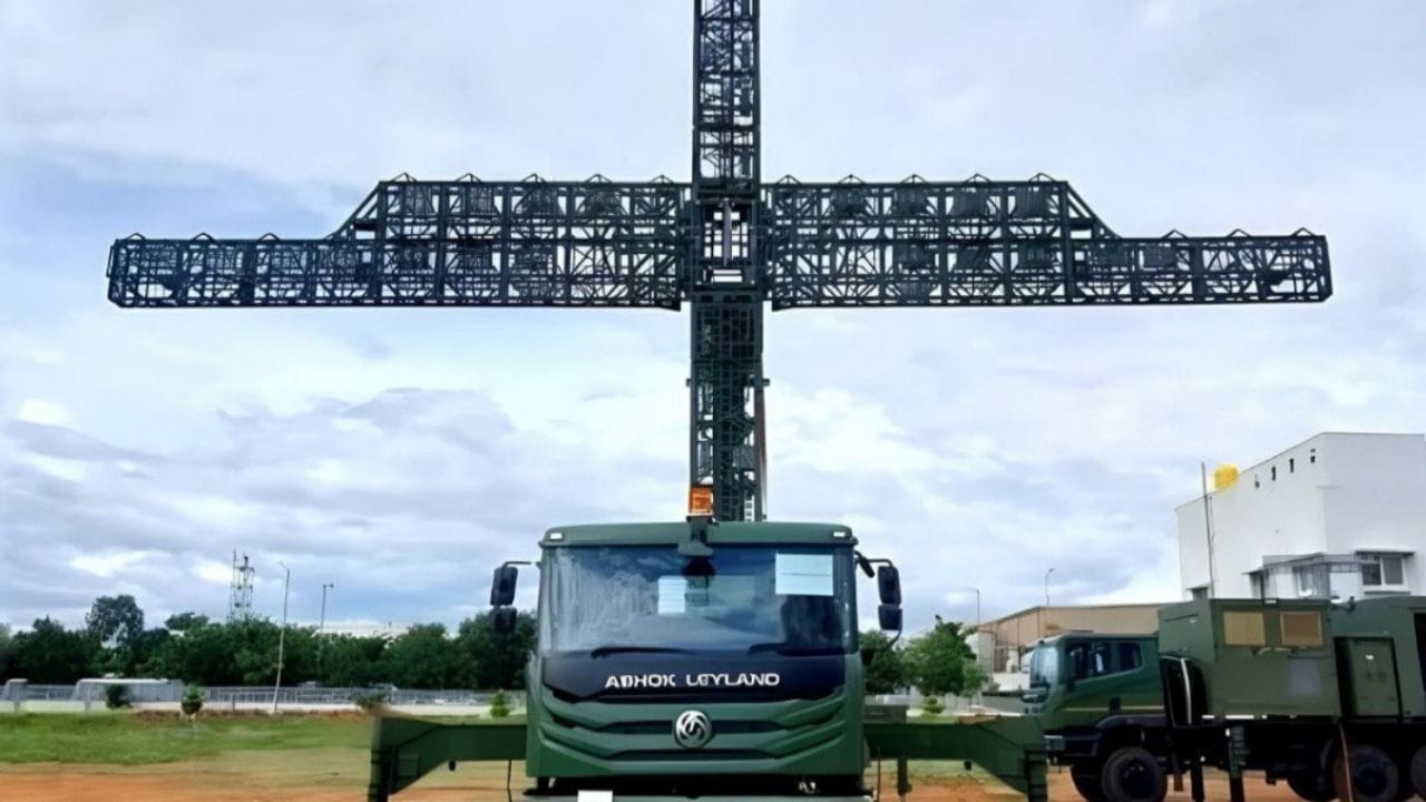 સૂર્યા રડાર બે 6×6  હાઇ-મોબિલિટી વાહનો પર આધારિત છે, જે તેને કોઈપણ ભૌગોલિક પરિસ્થિતિમાં સરળતાથી તૈનાત કરવાની મંજૂરી આપે છે. આ રડાર એક મોબાઇલ યુનિટ તરીકે કાર્ય કરે છે અને ઓછી ઊંચાઈ પર ઉડતા લક્ષ્યોને ઓળખવા માટે ૩ડી રડાર ટેકનોલોજી પણ ધરાવે છે.