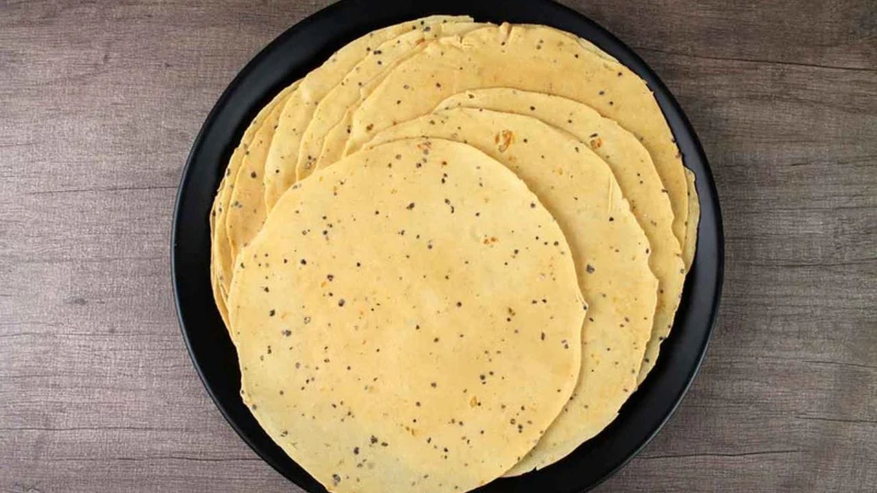 અનુભવ આધારિત ચેતવણી: દાદીમાનો અનુભવ કહે છે કે આ સમયે હવામાન અસ્થિર હોય છે - ક્યારેક ગરમ પવન, ક્યારેક અચાનક વરસાદ. આવી સ્થિતિમાં છત પર રાખેલા પાપડ બગડી શકે છે. આ ઉપરાંત પરિવારના સભ્યો વારંવાર તડકામાં બહાર જવાથી બીમાર પડી શકે છે.
