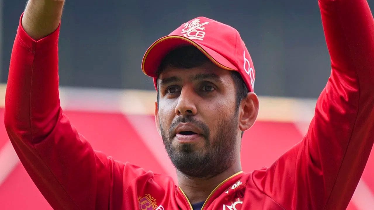 છેલ્લી મેચમાં બેંગલુરુને શાનદાર જીત અપાવનાર જીતેશ શર્માને કેપ્ટનશીપ પરથી દૂર કરવામાં આવ્યો હતો. વાસ્તવમાં, બેંગલુરુના રેગ્યુલર કેપ્ટન રજત પાટીદારને ફરીથી ટીમની કમાન સોંપવામાં આવી છે, કારણ કે તે ફિટ થઈ ગયો છે. 