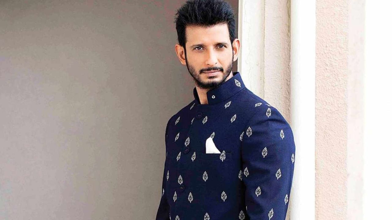 સમય જતાં "જ્યોતિષ" નો ઉચ્ચાર "જોશી"માં બદલાઈ ગયો. કેટલાક લોકો જોશી લખે છે જ્યારે કેટલાક લોકો જોષી નામ લખે છે.  જોષી અટક ધરાવતા લોકો સામાન્ય રીતે બ્રાહ્મણ જાતિના હોય છે. આ ઉપરાંત કેટલીક વાર અન્ય સમુદાયના લોકો પણ આ અટકનો ઉપયોગ કરે છે. 