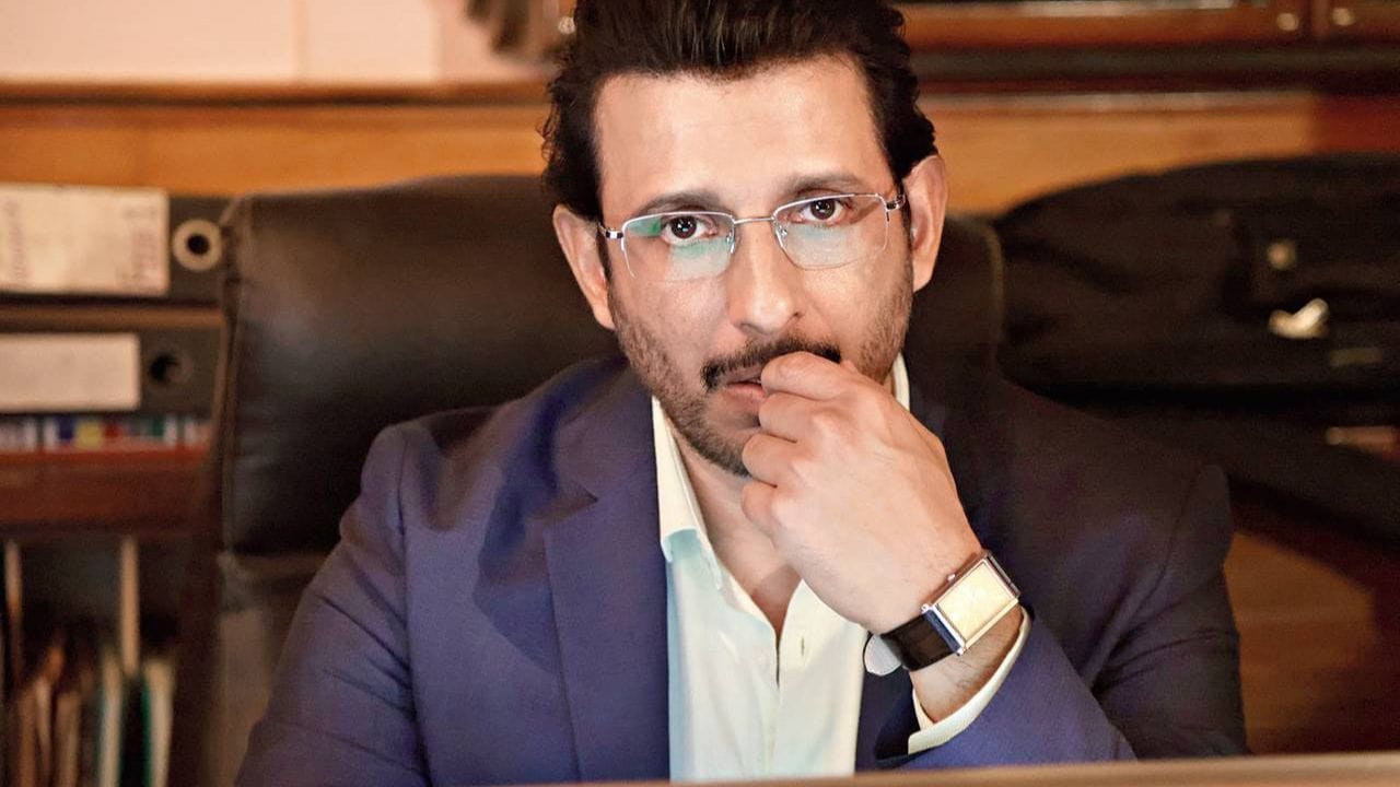 ઐતિહાસિક રીતે આ લોકો રાજાઓના દરબારમાં જ્યોતિષીઓ, પૂજારીઓ અથવા ગુરુઓ તરીકે સેવા આપતા હતા. કેટલાક વિસ્તારોમાં જોષી પરિવારો સ્થાનિક દેવી-દેવતાઓના મંદિરોમાં પૂજારી પણ રહ્યા છે.