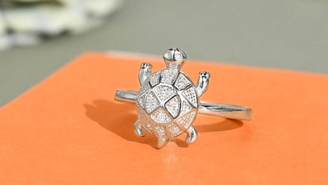 જ્યોતિષ શાસ્ત્ર અનુસાર, જો કોઈ વ્યક્તિ કાચબાની વીંટી પહેરે છે, તો હંમેશા ચાંદીની ધાતુની વીંટી પહેરો.