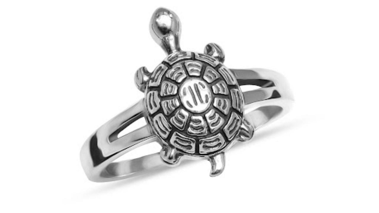 કાચબાની વીંટી પહેરતા પહેલા, તેને દૂધમાં મિશ્રિત ગંગા જળમાં શુદ્ધ કરવું ખૂબ જ મહત્વપૂર્ણ છે. 