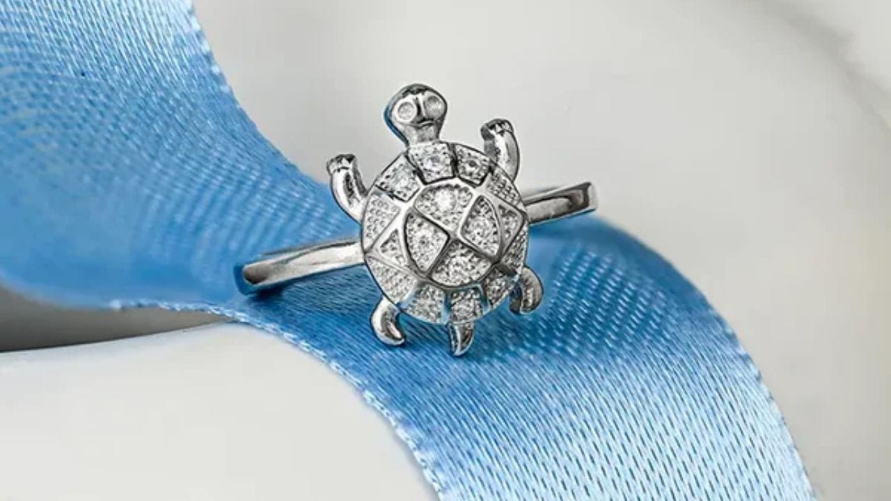 એવું કહેવાય છે કે જમણા હાથની મધ્યમાં અથવા તર્જની આંગળીમાં કાચબાની વીંટી પહેરવી હંમેશા ફાયદાકારક છે અને તેનો ચહેરો તમારી તરફ હોવો જોઈએ.