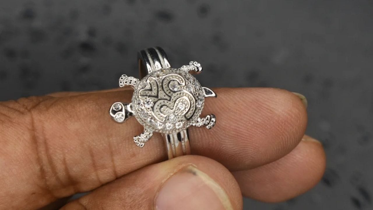 પછી આ વીંટી દેવી લક્ષ્મીના ચરણોમાં અર્પણ કરો અને પછી સૂક્તનો પાઠ કર્યા પછી જ કાચબાની વીંટી પહેરો.