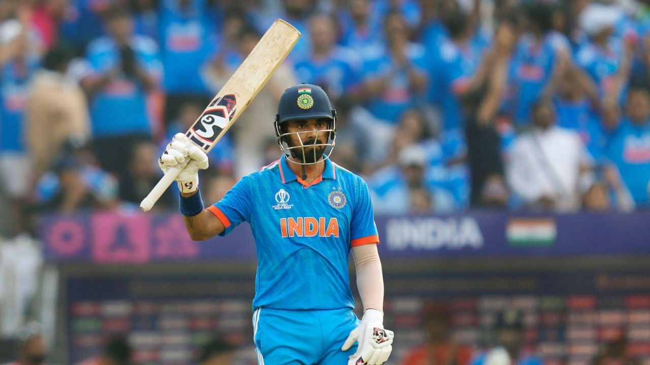 રાહુલના તાજેતરના ફોર્મ અને અનુભવને ધ્યાનમાં લેતા પસંદગીકારો હવે તેને એક મજબૂત વિકલ્પ તરીકે જોઈ રહ્યા છે. ખાસ કરીને ભારતીય ટીમને 2026ના T20 વર્લ્ડ કપની તૈયારી માટે અનુભવી અને યુવા ખેલાડીઓના મિશ્રણની જરૂર છે અને રાહુલ આ ભૂમિકામાં સંપૂર્ણ રીતે ફિટ બેસે છે. (All Photo Credit : PTI / X)