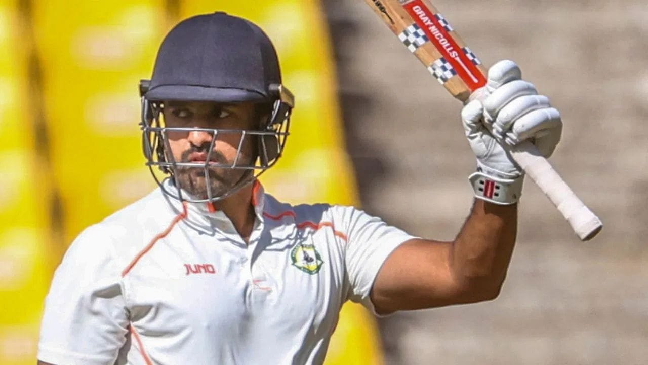 આ રીતે, તેણે દરેક જગ્યાએ અને દરેક ફોર્મેટમાં રન બનાવ્યા અને ભારતીય ટીમમાં પાછા ફરવાની ઈચ્છા પણ ખુલ્લેઆમ વ્યક્ત કરી. તમને જણાવી દઈએ કે કરુણ નાયરે 114 ફર્સ્ટ ક્લાસ મેચોમાં 49.16ની સરેરાશથી 8211 રન બનાવ્યા છે. આ દરમિયાન, તેણે 23 સદી અને 36 અડધી સદી ફટકારી છે.