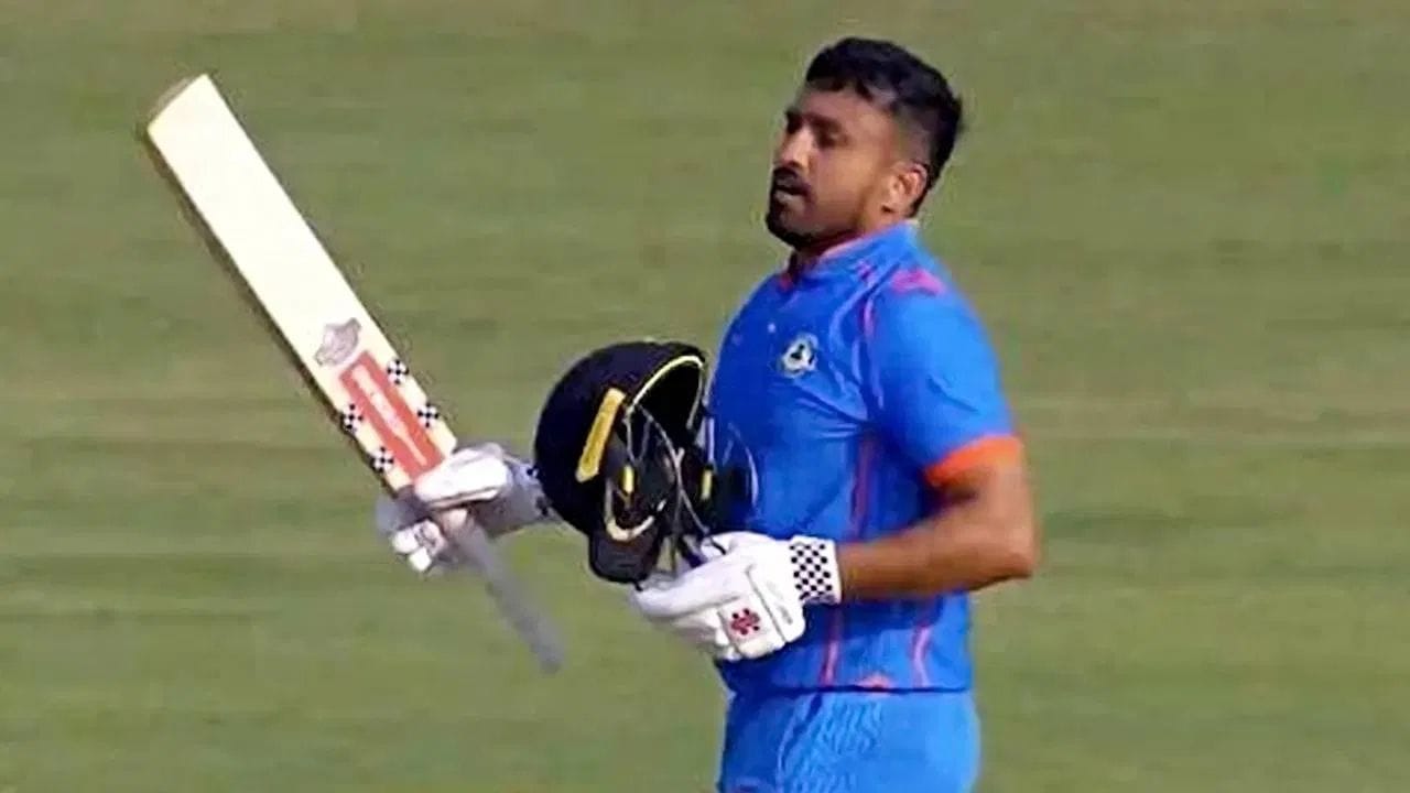 વિરાટ કોહલીની ખાલી જગ્યા ભરવા માટે એક મજબૂત બેટ્સમેનની જરૂર પડશે. અનિલ કુંબલેએ આના ઉકેલ તરીકે કરુણ નાયરને પ્લેઈંગ-11 માં રાખવાનું સૂચન કર્યું છે. તેમના મતે, નાયરે ઘરેલુ ક્રિકેટમાં સતત સારું પ્રદર્શન કર્યું છે. નાયરને ઈંગ્લેન્ડમાં રમવાનો અનુભવ પણ છે. તે નોર્થમ્પ્ટનશાયર માટે કાઉન્ટી ક્રિકેટ રમી ચૂક્યો છે.