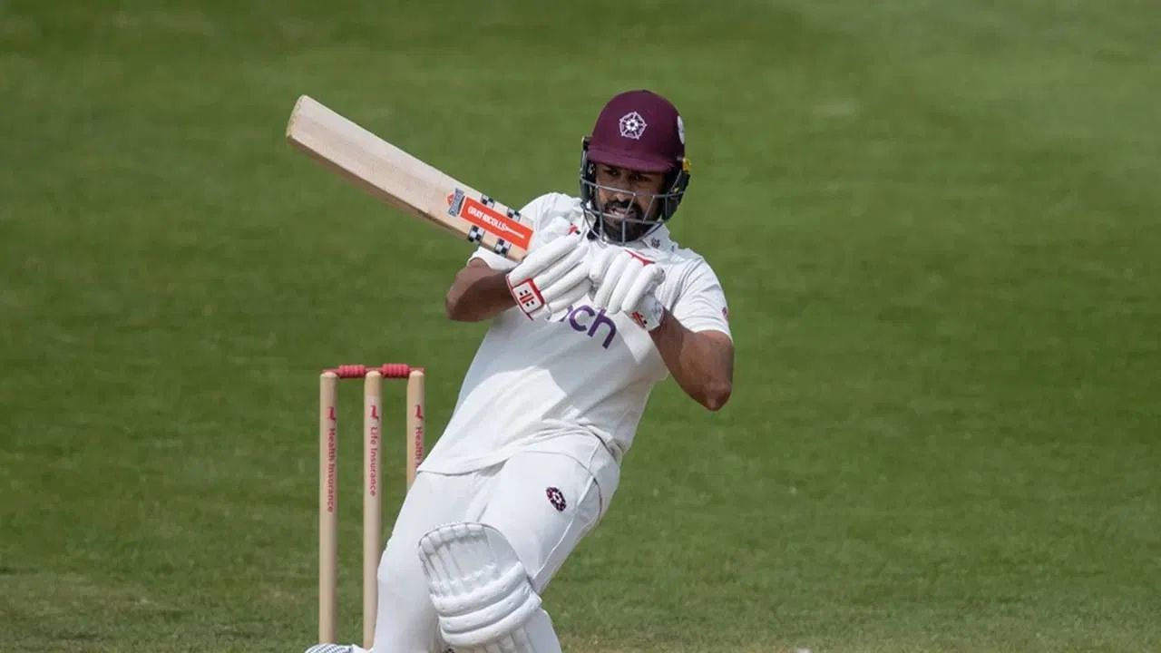 કરુણ નાયરે ગયા વર્ષે કાઉન્ટી ક્રિકેટમાં બેવડી સદી પણ ફટકારી હતી. ખાસ વાત એ છે કે કાઉન્ટી ક્રિકેટમાં નાયરે ચોથા નંબરે બેટિંગ કરી હતી. નોર્થમ્પ્ટનશાયર તરફથી નાયરે 253 બોલમાં 21 ચોગ્ગા અને 2 છગ્ગાની મદદથી અણનમ 202 રન બનાવ્યા હતા. આ જ કારણ છે કે કુંબલેએ તેને કોહલીનો સંપૂર્ણ વિકલ્પ ગણાવ્યો.