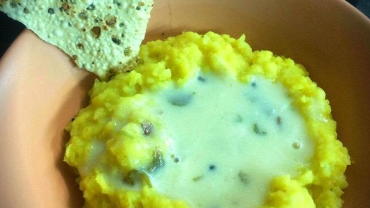 ખીચડી બનાવવા માટે ચોખા, ફોતરાવાળી મગની દાળ, પાણી, જીરું, ધાણા પાઉડર, ગરમ મસાલો, મીઠું, ઘી સહિતની સામગ્રીની જરુર પડશે. 