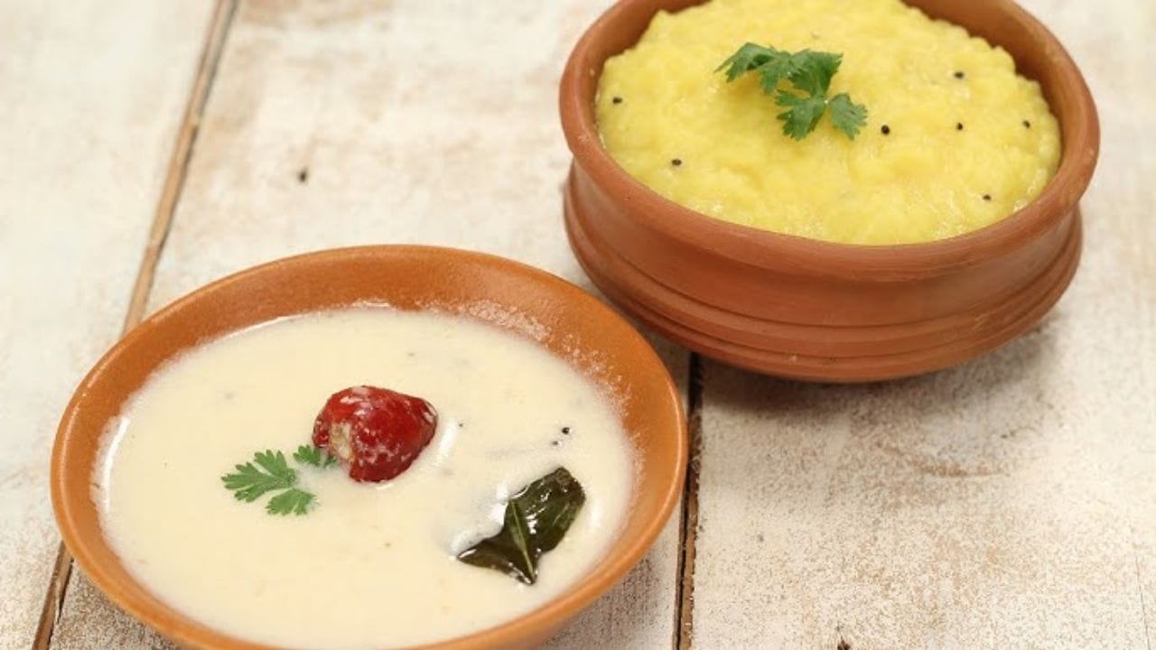 ખીચડી બનાવવા માટે ચોખા અને મગની દાળને સ્વચ્છ પાણીથી ધોઈને પાણીમાં પલાળી રાખો. હવે એક કૂકરમાં ઘી ગરમ કરવા મુકો તેમાં જીરું અને હીંગ ઉમેરો. 