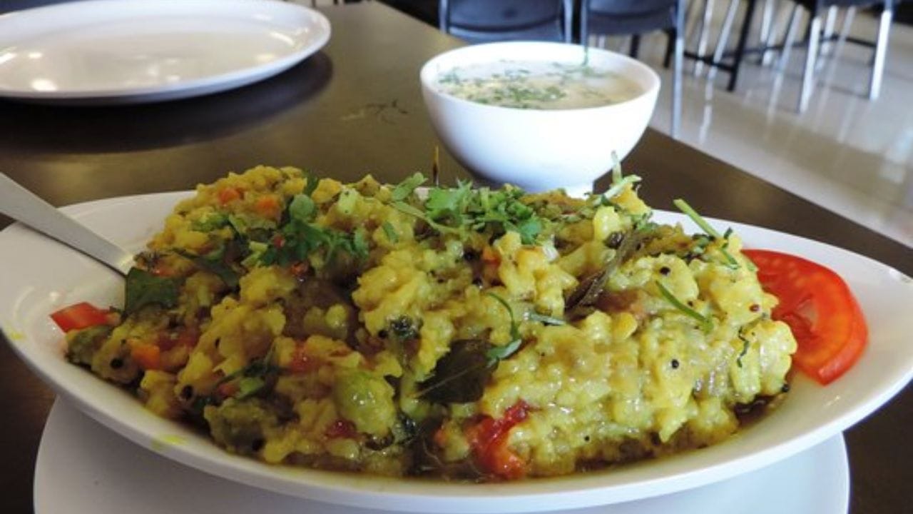 હવે ચોખા અને મગની દાળને કૂકરમાં ઉમેરી સ્વાદ અનુસાર મીઠું ઉમેરી લો. કુકરની 3 સીટી વાગે એટલે ગેસ બંધ કરી લો. 