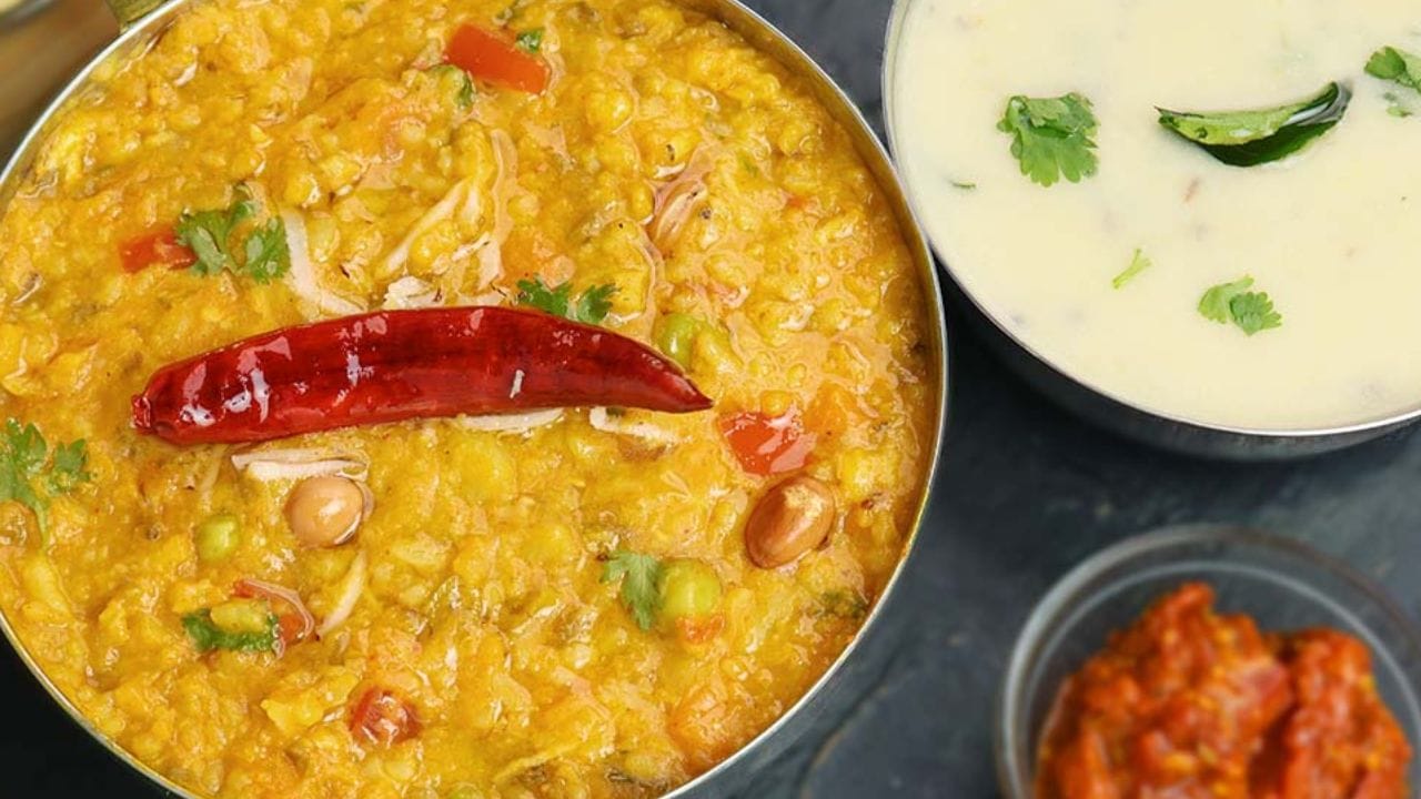 દહીંમાં થોડુ પાણી ઉમેરી બરાબર મિક્સ કરી લો. ત્યારબાદ તેમાં ચણાનો લોટ ઉમેરી બરાબર મિશ્રણ બનાવી લો. ધ્યાન રાખો કે ચણાના લોટમાં ગાંઠ ન રહી જાય.