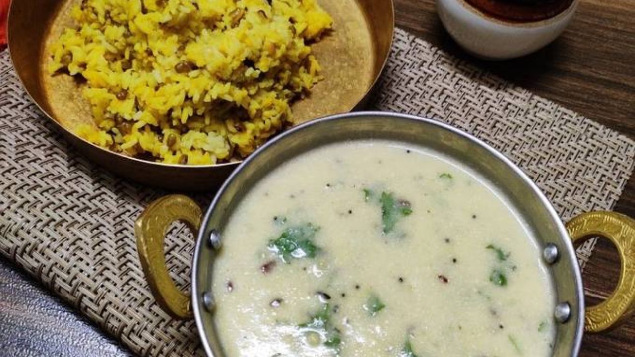 આ મિશ્રણમાં આદુ-મરચાની પેસ્ટ ઉમેરી બરાબર મિક્સ કરો. આ મિશ્રણને ગાળી લો. જેથી લોટની કોઈ કણી હોય તો દૂર થઈ જાય. હવે એક પેનમાં ઘી ગરમ કરવા મુકો. તેમાં જીરું ઉમેરો.ત્યારબાદ તેમાં મીઠા લીમડાના પાન અને મરચાં ઉમેરો. 
