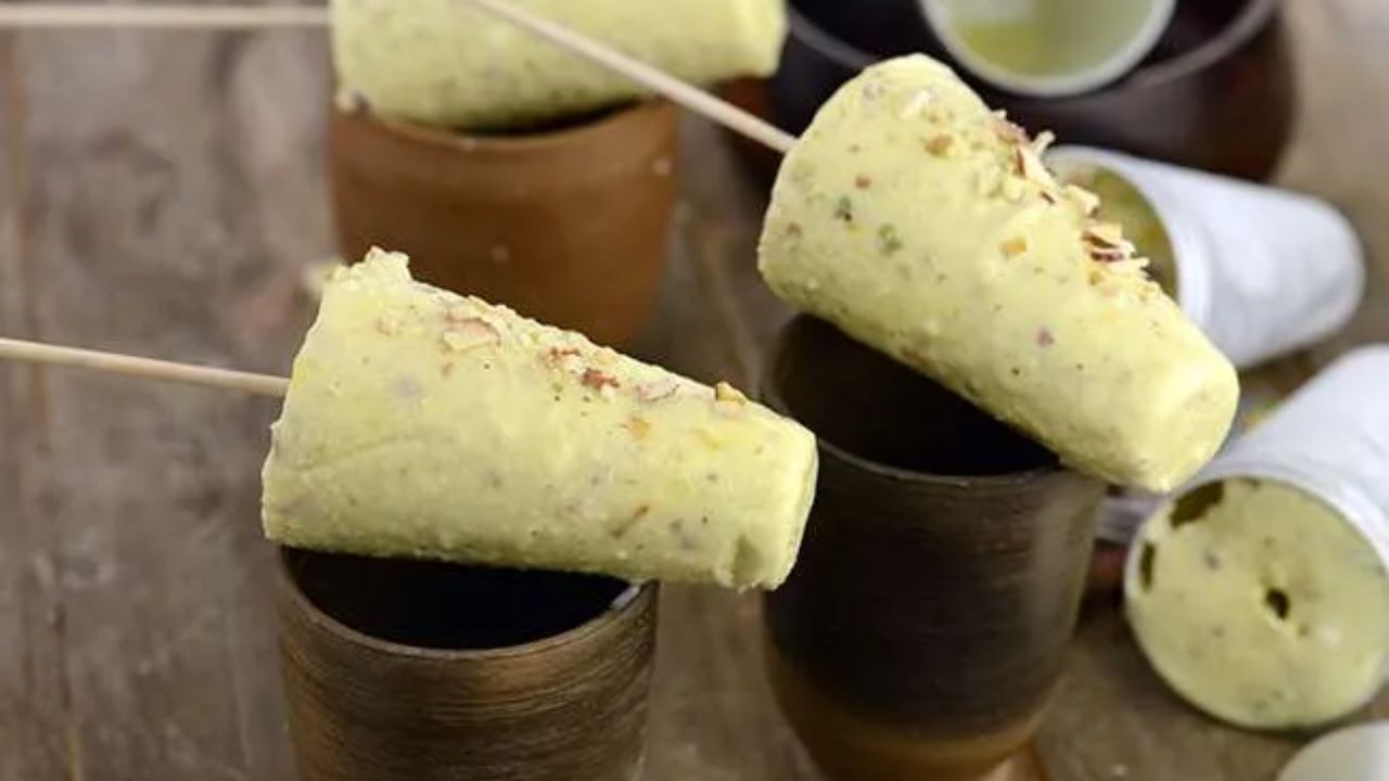 મખાના કુલ્ફી બનાવવા માટે મખાનાનો પાઉડર, ક્રીમ, ખજૂર, ખાંડ અથવા ગોળ, ડ્રાયફ્રુટ, દૂધ સહિતની વસ્તુની જરુર પડશે. 