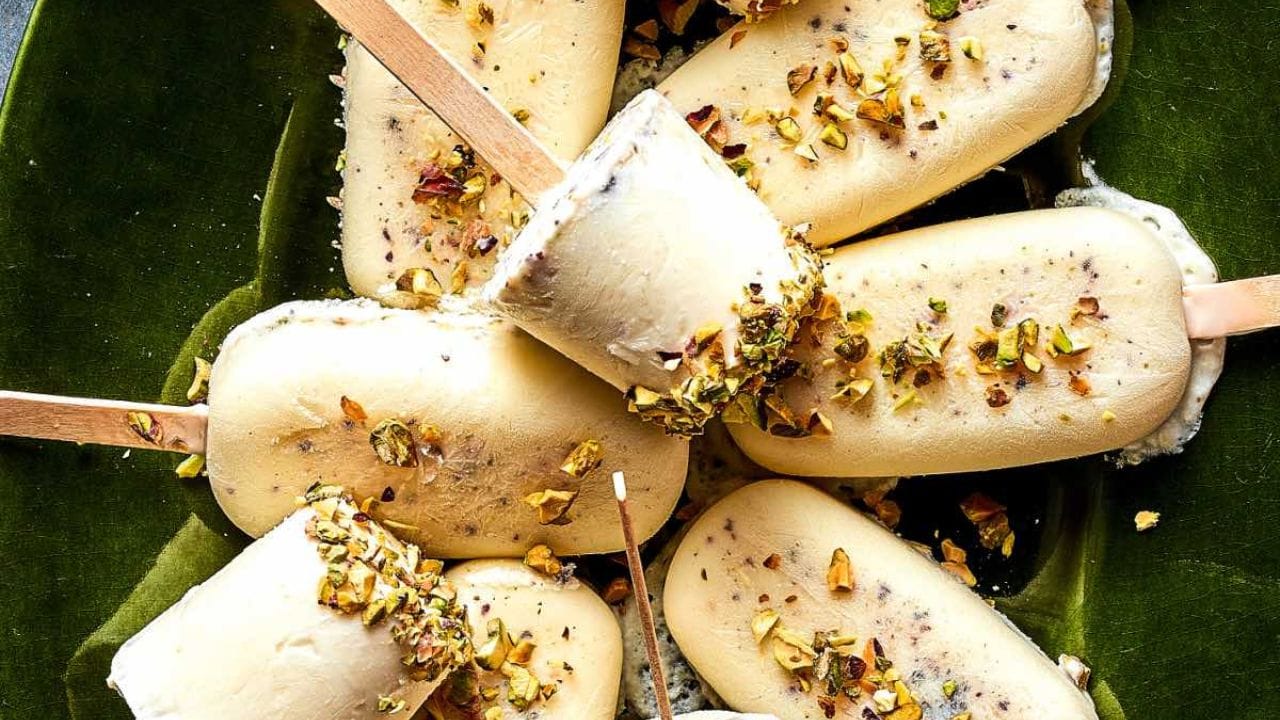 સૌથી પહેલા એક પેનમાં મખાના લઈ તેને સાંતળી લો. ત્યારબાદ મખાનાને ઠંડા થવા મુકો. ત્યારબાદ એક મિક્સર જારમાં મખાના, બદામ, કાજુ સહિતના ડ્રાયફ્રુટ ઉમેરી તેનો પાઉડર બનાવી લો. 