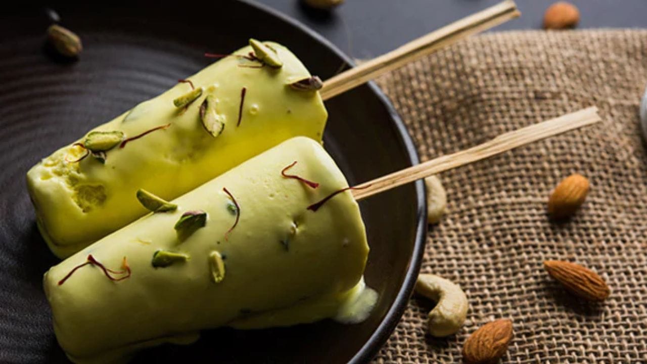 હવે એક પેનમાં દૂધ ઉકાળવા મુકો. ત્યારબાદ તેમાં દૂધ અડધુ થાય ત્યારે તેમાં મખાનાનો પાઉડર ઉમેરી સતત હલાવતા રહો. જેથી મિશ્રણમાં ગાંઠા ન પડી જાય. 