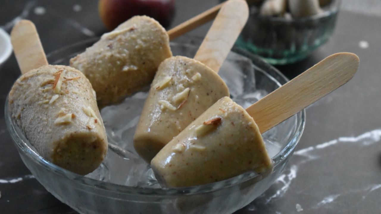 હવે તેમાં ગોળ અથવા ખાંડ ઉમેરી બરાબર મિક્સ કરો. ત્યારબાદ ડ્રાયફ્રુટ ઉમેરી બરાબર મિક્સ કરી કુલ્ફીના મોલ્ડમાં મિશ્રણને કાઢી લો. 